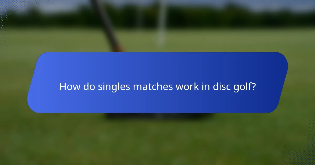 How do singles matches work in disc golf?