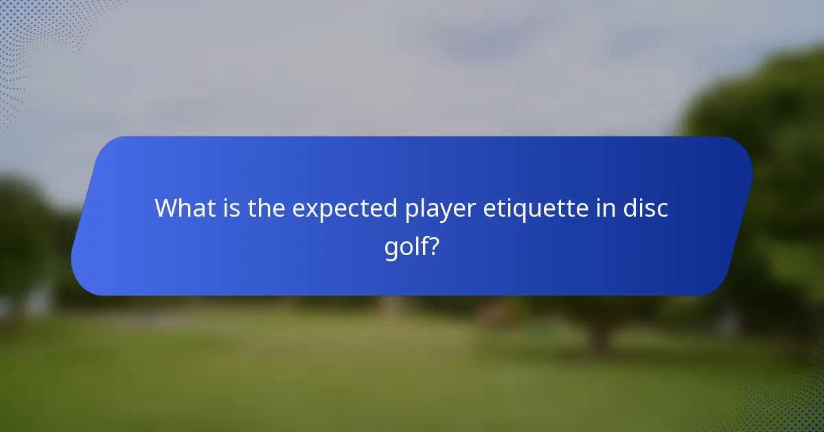 What is the expected player etiquette in disc golf?